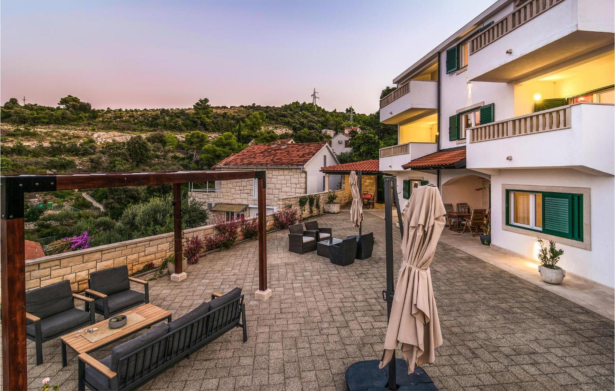 Nice Home In Postira With Outdoor Swimming Pool エクステリア 写真