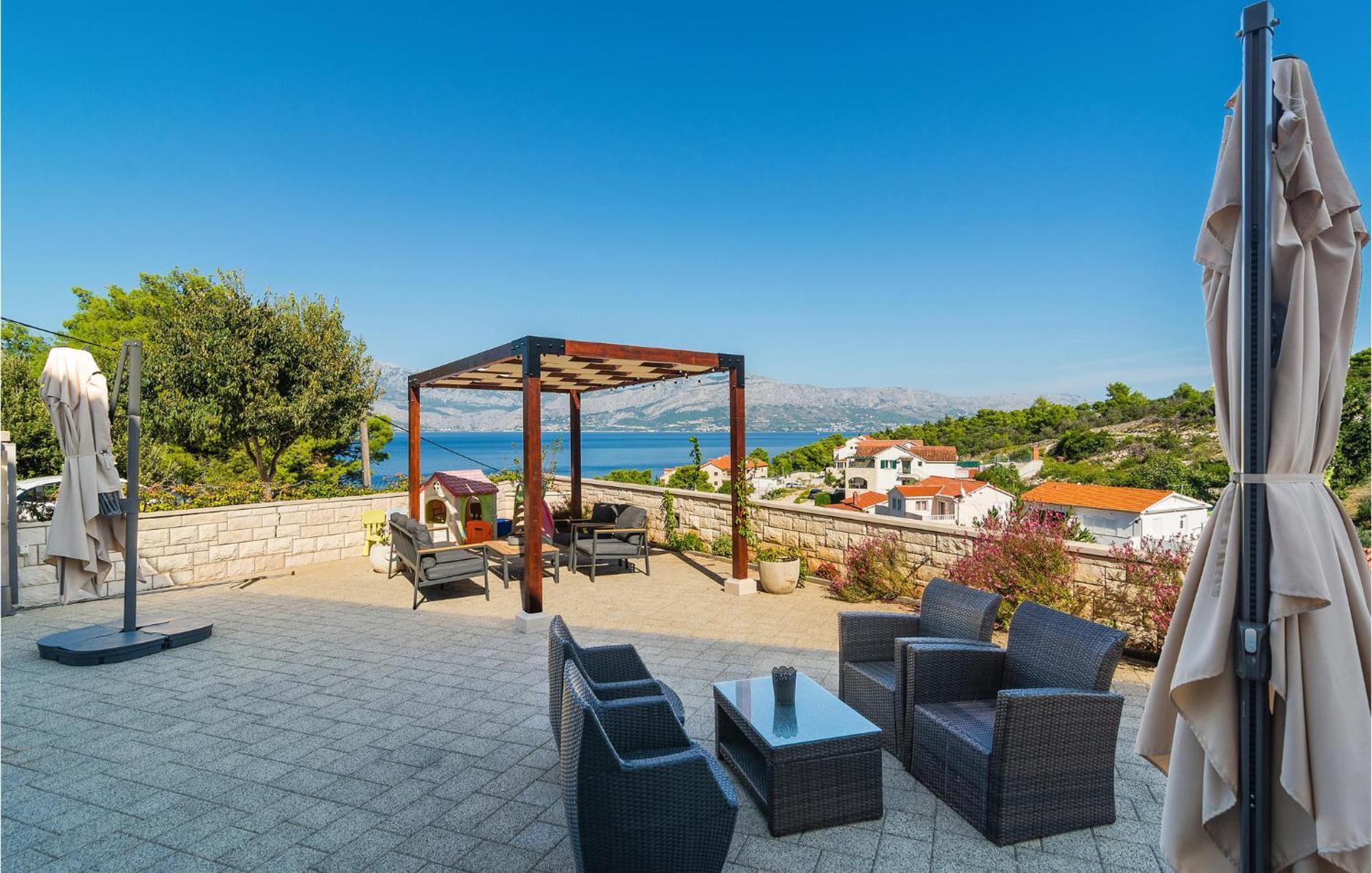 Nice Home In Postira With Outdoor Swimming Pool エクステリア 写真