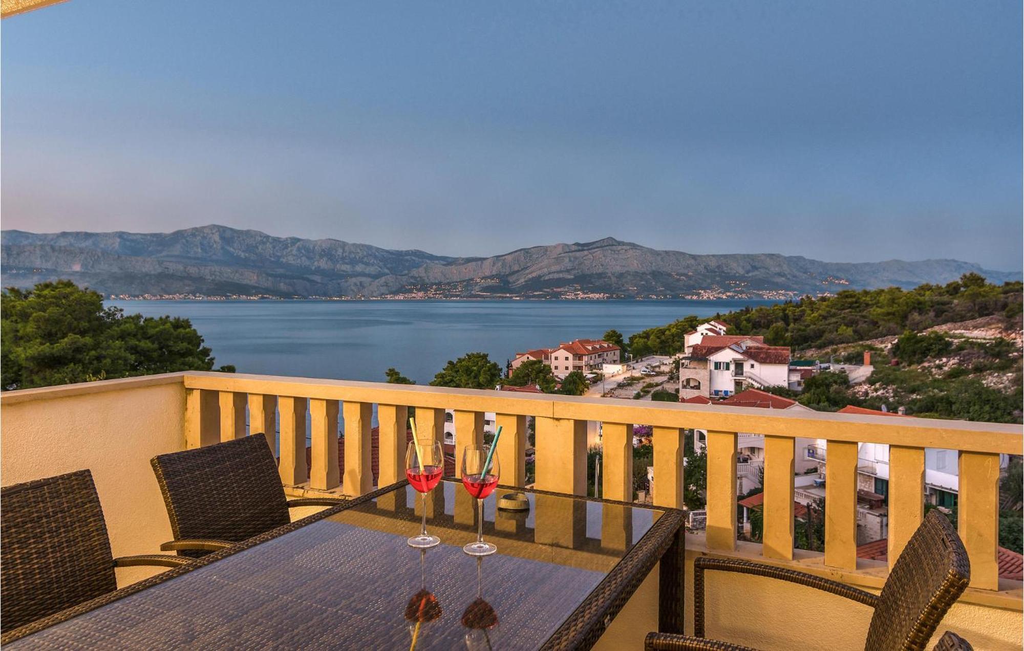 Nice Home In Postira With Outdoor Swimming Pool エクステリア 写真