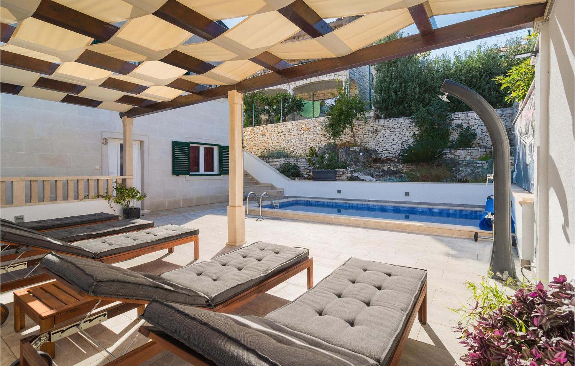 Nice Home In Postira With Outdoor Swimming Pool エクステリア 写真