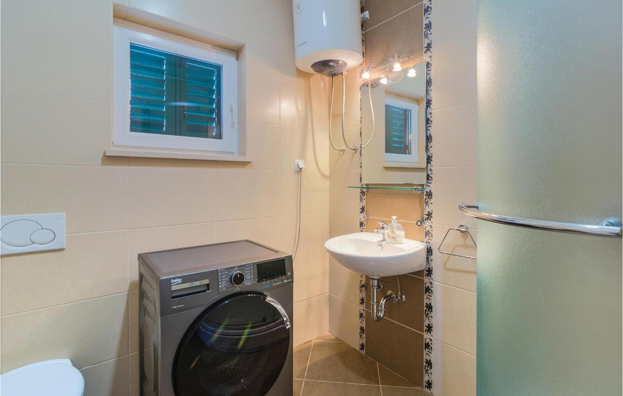 Nice Home In Postira With Outdoor Swimming Pool エクステリア 写真